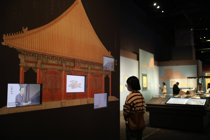 参观者观看古代建筑工艺的多媒体展示。新京报记者 浦峰 摄