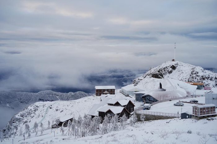 这是3月27日清晨拍摄的雪后牛背山。新华社记者邢拓 摄