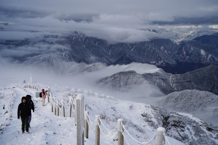 这是3月27日清晨拍摄的雪后牛背山，游客正前往山顶游览。新华社记者邢拓 摄