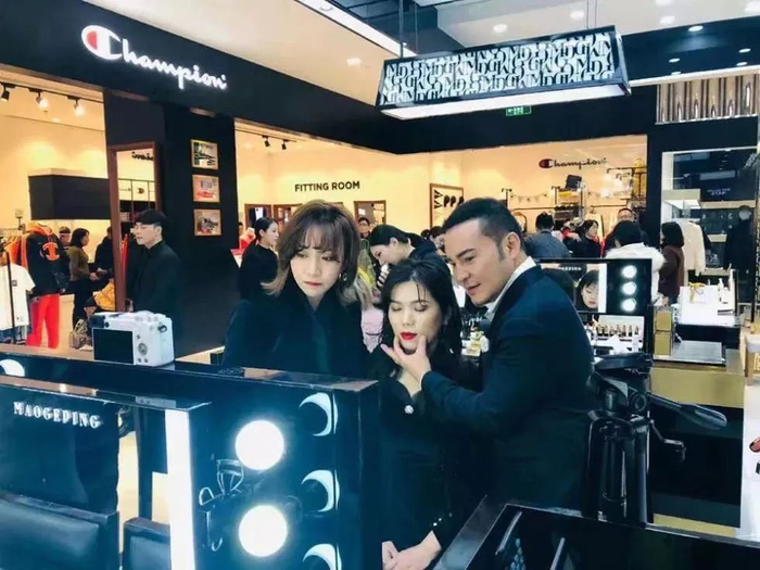 毛戈平正为顾客试妆。图源毛戈平官网