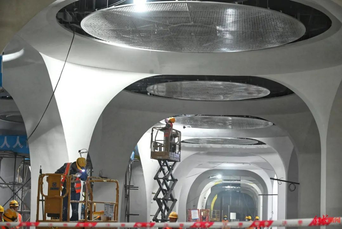 工人在温家山站施工