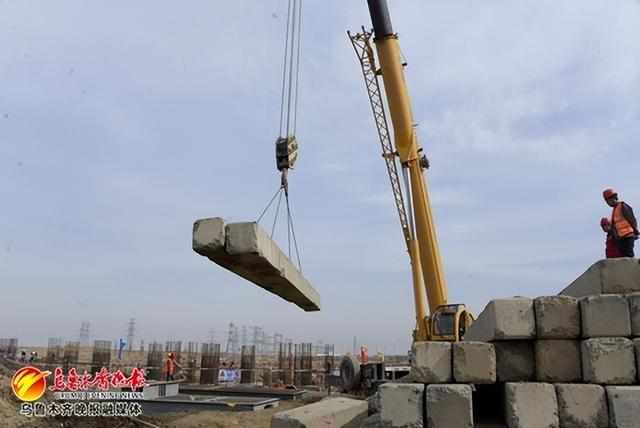 　　3月27日，位于甘泉堡经开区的兖矿新疆煤化工有限公司产业链延伸项目工地，机械正忙着施工。记者宋建华摄
