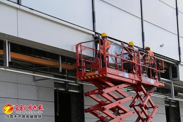 　　在中建新疆建工乌鲁木齐机场改扩建工程A包航站楼项目施工现场，工人们正在施工。记者王媛媛 通讯员李安摄