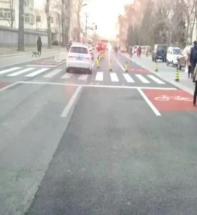 ▴西苑桥西侧三角地施工前后对比图