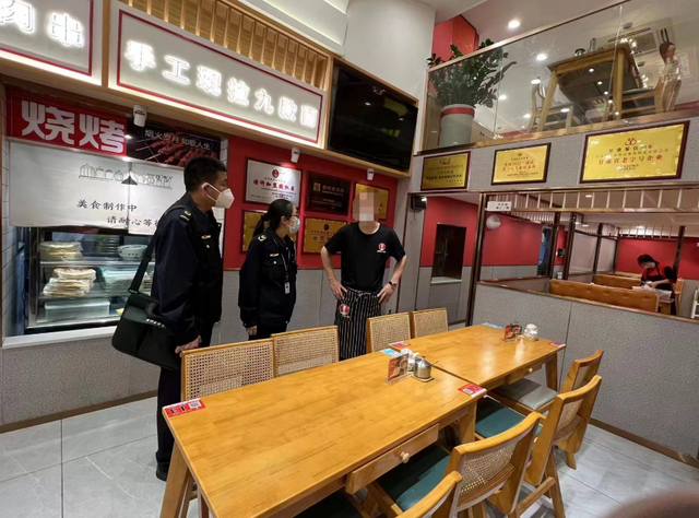 执法人员对牛肉面大胃王挑战赛活动主办商家进行检查。资料图片 