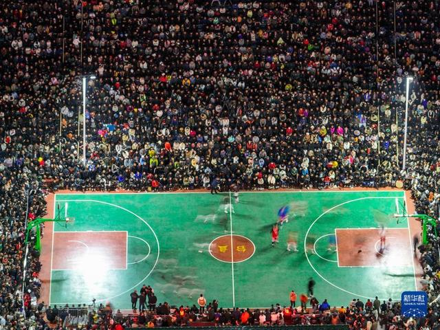 3月26日，“村BA”比赛开始前，球员在场上热身（无人机照片）。&nbsp;