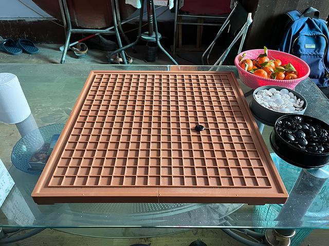 徐光霖使用的盲棋棋盘，白子表面光滑，黑子面上有一个凸起。 本文图片除特殊标注外，均为澎湃新闻记者 葛明宁 摄 