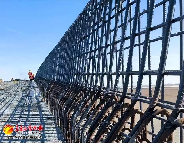 　　乌鲁木齐绕城高速（西线）工程项目k13+643车行天桥第一跨护栏钢筋绑扎。记者史传芝 通讯员倪跃摄