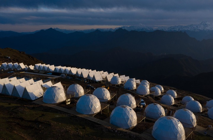 这是夕阳下牛背山山顶的帐篷酒店（无人机照片）。新华社记者江宏景 摄