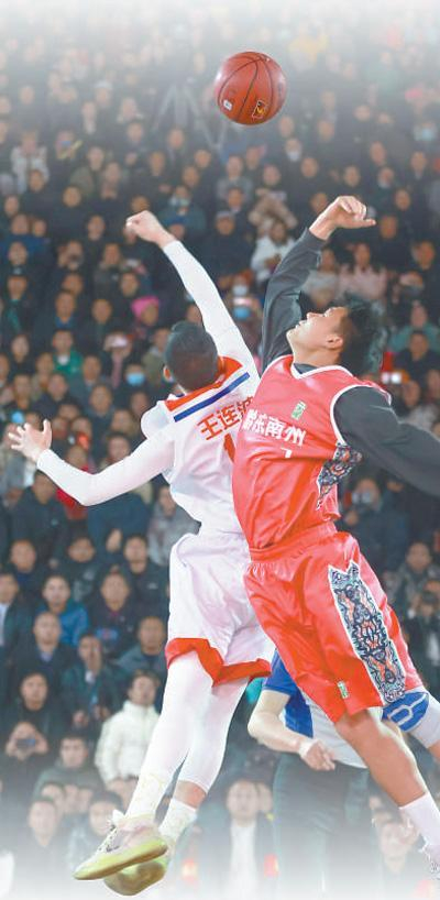 3月25日，贵州省首届“美丽乡村”篮球联赛，黔东南州队球员解涛（右）和铜仁队球员王连波在跳球。新华社记者 刘 续摄