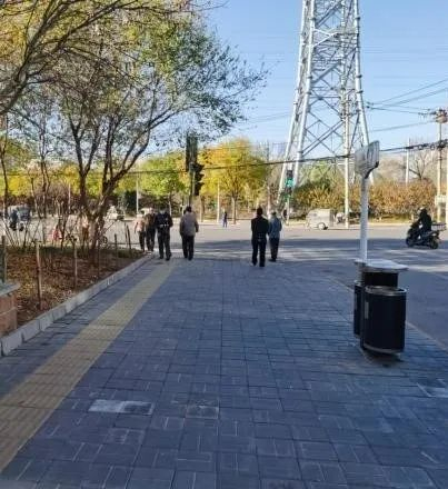 ▴宝盛路与永泰庄东路交叉口施工前后对比图
