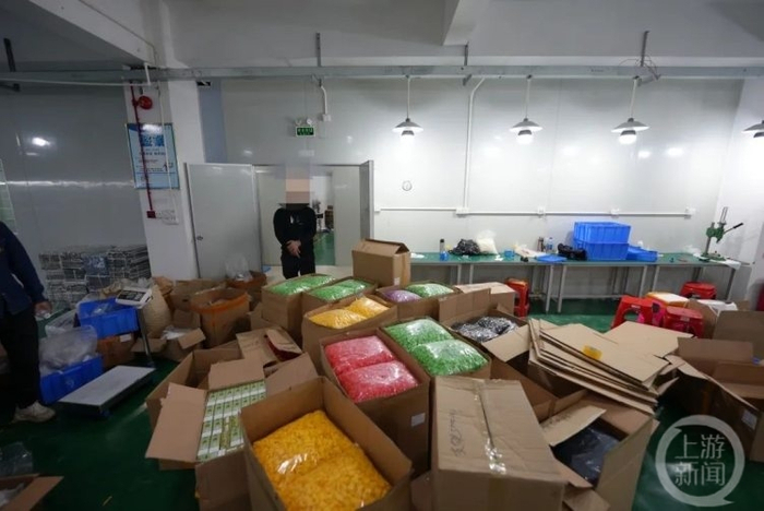 △嫌疑人指认非法电子香烟制作现场