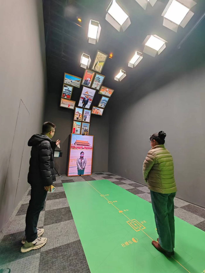一位参观者体验“我与中轴线的故事”互动拍照。新京报记者 浦峰 摄