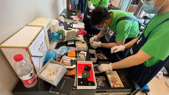     青年家政从业者正在收纳整理客户物品。受访者供图