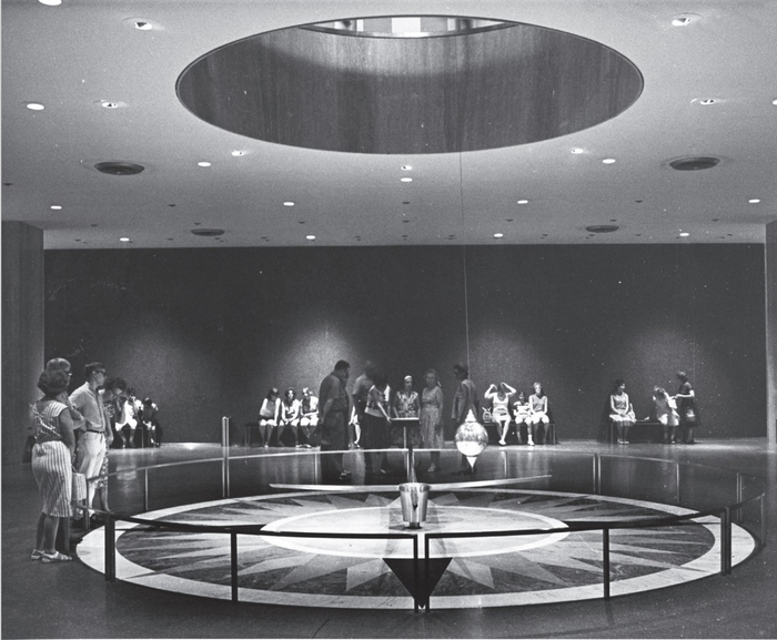 图7 1970年前后，参观者在美国历史与技术博物馆（现为国立美国历史博物馆）底层观看傅科摆。