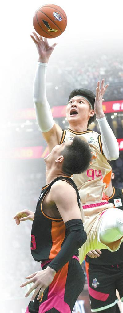 3月26日，CBA全明星赛，南区明星队球员王哲林（上）在比赛中投篮。新华社记者 孟永民摄