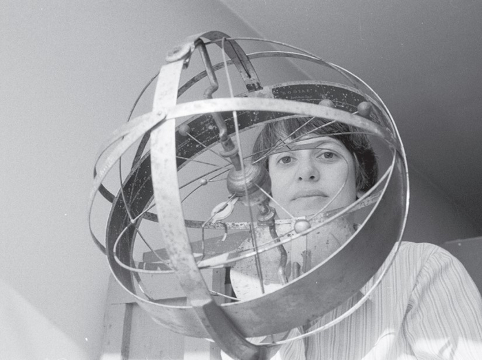 图11 1978年，史密森尼学会策展人黛博拉·沃纳与浑仪。