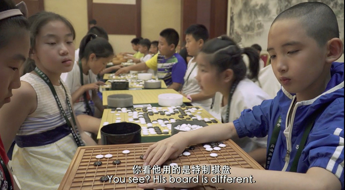 徐光霖使用特制棋盘参加了三次冲段赛，到后来更加紧张。 图片来源：纪录片《盲弈》