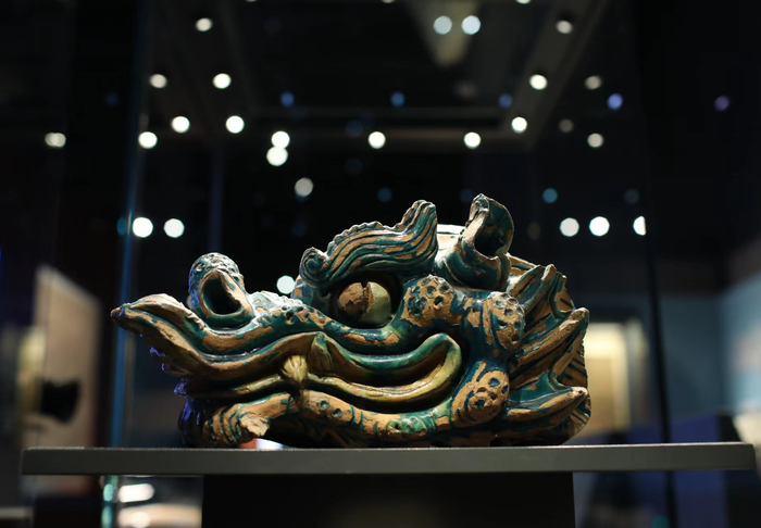 元大都遗址出土的元代蓝琉璃吻兽。新京报记者 浦峰 摄
