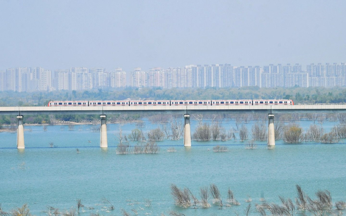 2022年4月19日，房山线地铁列车行驶过永定河。新京报记者 王贵彬 摄