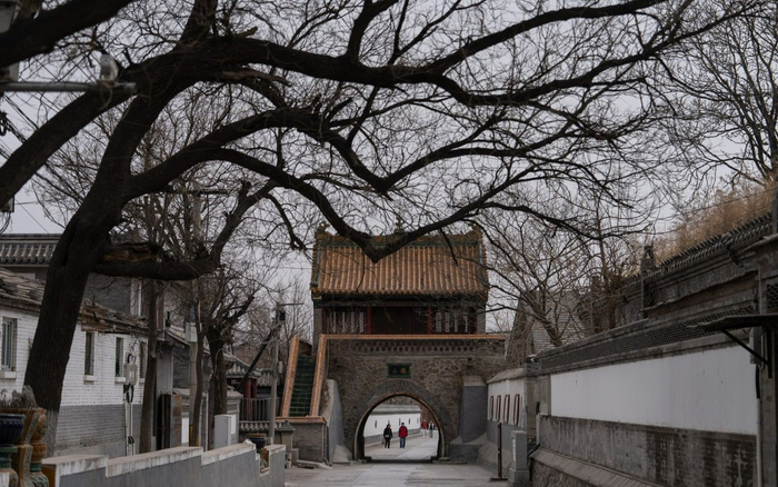 2023年3月23日，永定河畔的琉璃渠村，三官阁过街楼。新京报记者 陈杰 摄