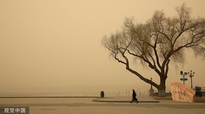 2023年3月22日，哈尔滨，主城区一派灰蒙蒙。当日，哈尔滨市气象台发布沙尘暴黄色预警信号。人民视觉&nbsp; 资料图