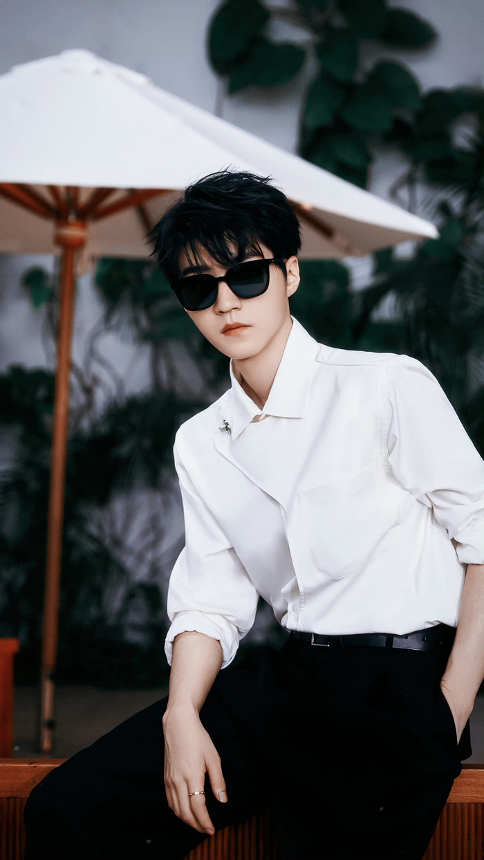 白衬衫造型的王俊凯站在ppt前,就很像天气预报员王俊凯哈哈哈