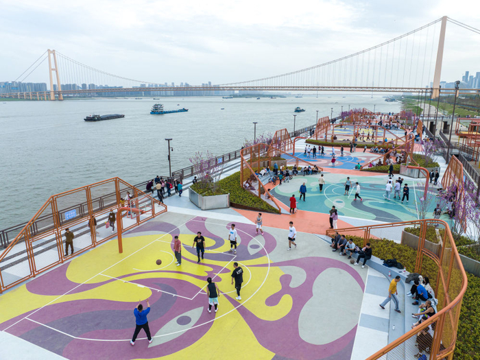 无人机拍摄的湖北省武汉市汉阳区杨泗港都市T台“国风”篮球场。本文图片 熊琦 