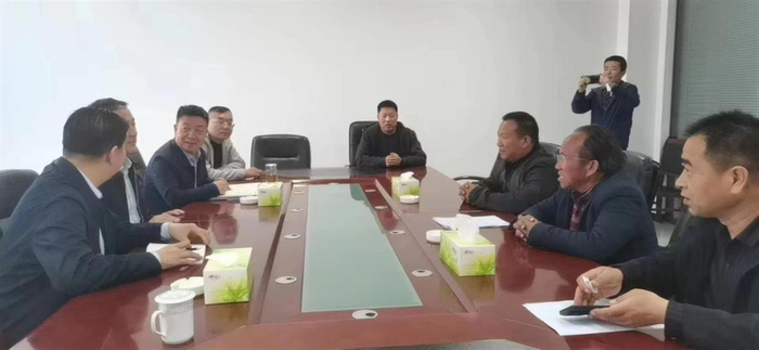 3月29日，双方就供水事宜进行协商，右二为孙先生。 图源：宁夏煤业双马一矿之声微信公众号