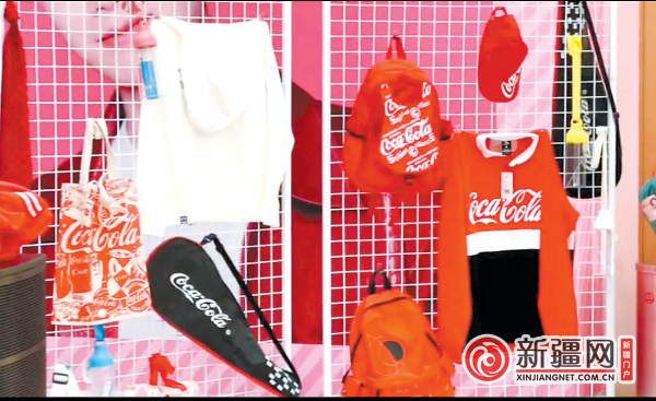 活动现场，展板上展示着用塑料瓶制成的纺织品。（全媒体记者王丽丽摄）
