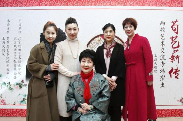 孙毓敏和弟子在一起。左起：李文文、唐禾香、孙毓敏、许翠、熊明霞。蒋迪雯 摄