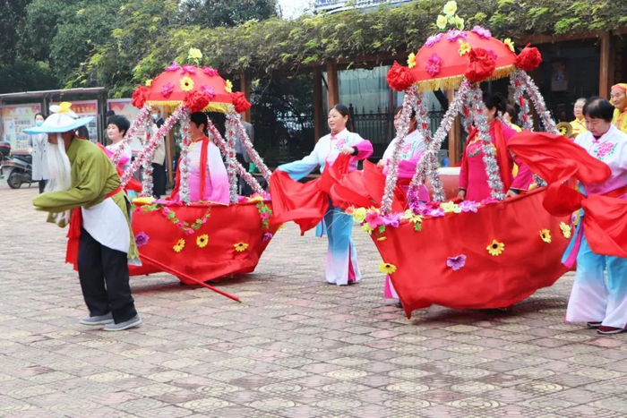 达士营村非遗文化项目划旱船。张梦 摄