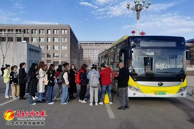 　　新疆医科大学雪莲山校区开通定制公交。记者梁乐 通讯员杨皓摄