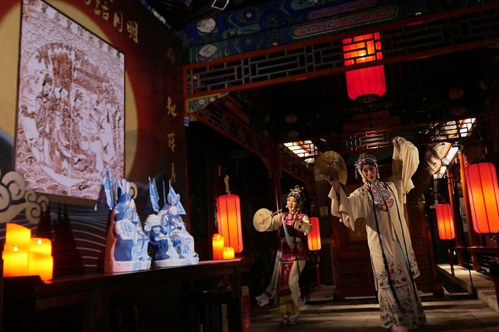 会馆中一直有演戏传统，图为2022年西城区举办“会馆有戏”中秋专场活动，现场昆曲表演。 图/视觉中国