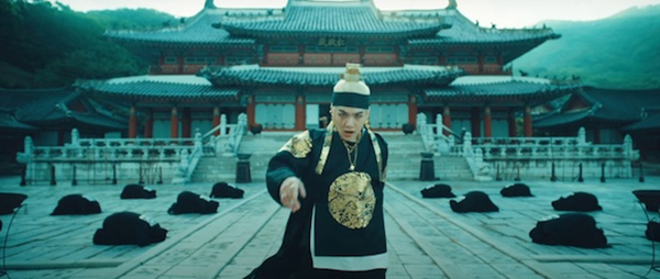 《大吹打》里闵玧其吸收美国说唱音乐里喜欢吹嘘的方式，把自己塑造为朝鲜王朝的国王