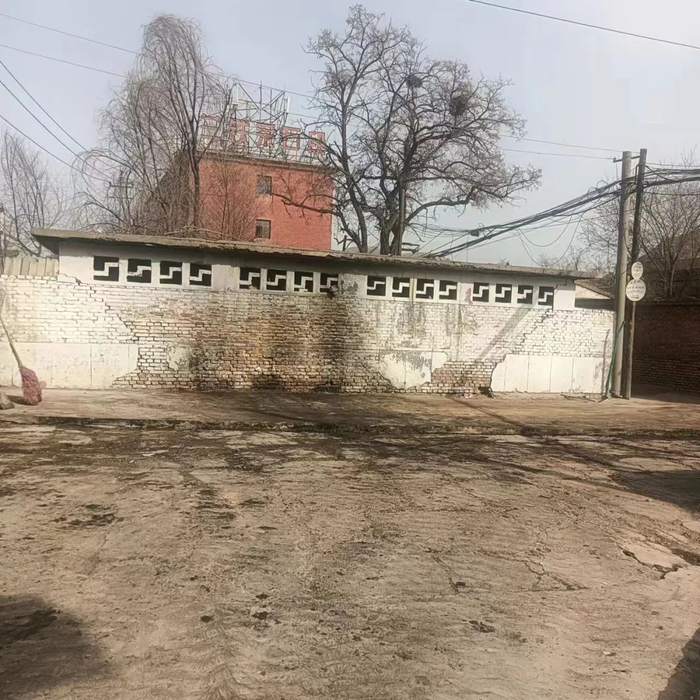 一老旧小区堆积的垃圾，经记者多方协调后被清理，面貌焕然一新。