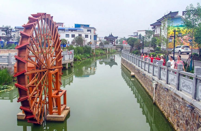 古寨河风景秀美，吸引众多游客参观。