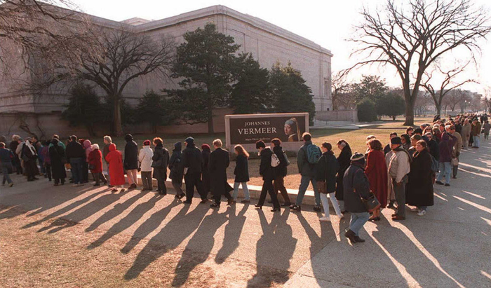 1995年，公众在华盛顿国家美术馆外排队等待看维米尔展。
