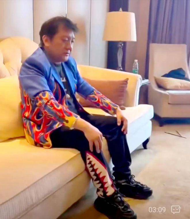 杨臣刚是过气歌手? 44岁收徒,人家不声不响挣了几亿