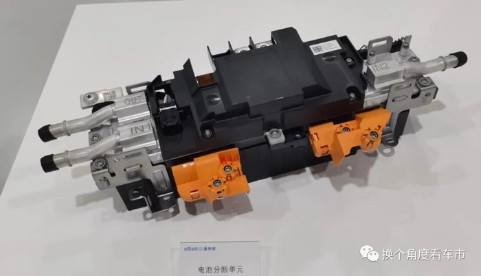 上图为别克E5动力电池系统内的电池分断单元模组技术状态特写。