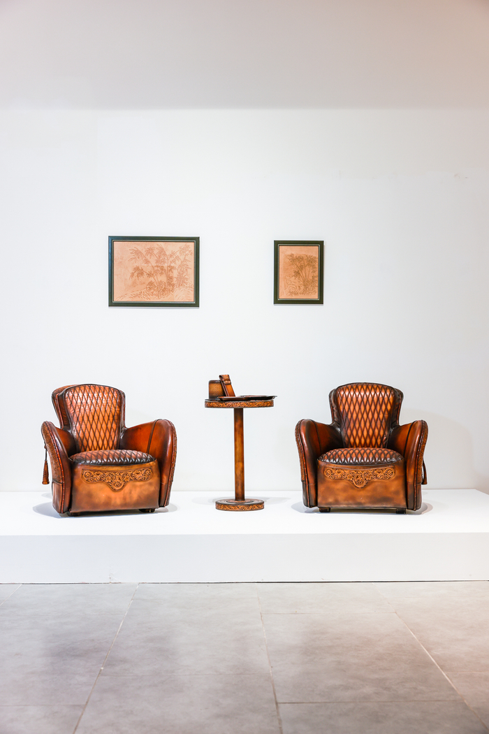 李雅琪、王嘉艺、陈旭联合创作的美式乡村实用型皮雕家具