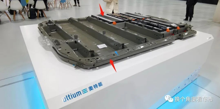 上图为别克E5电动SUV适配的动力电池系统下壳体和模组技术状态特写。