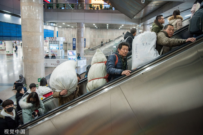 返乡的农民工（来源：视觉中国）