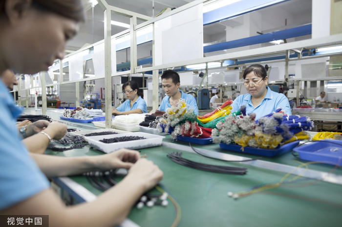 流水线上的农民工（来源：视觉中国）