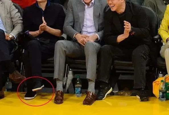 办公室全黑布鞋,比皮鞋舒适,轻盈透气不臭脚|皮鞋_新浪新闻