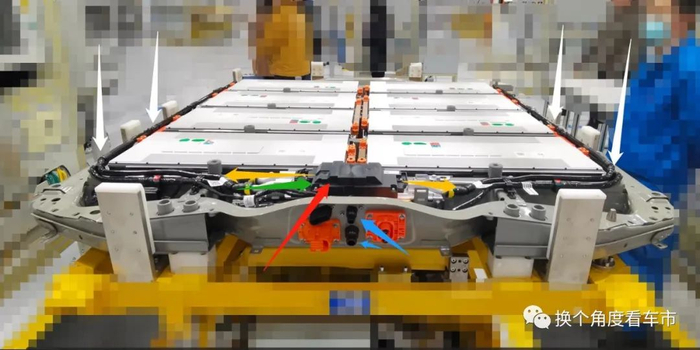 上图为正在武汉奥特能超级工厂内，准备进行动力电池上下壳体合装的技术状态-1。