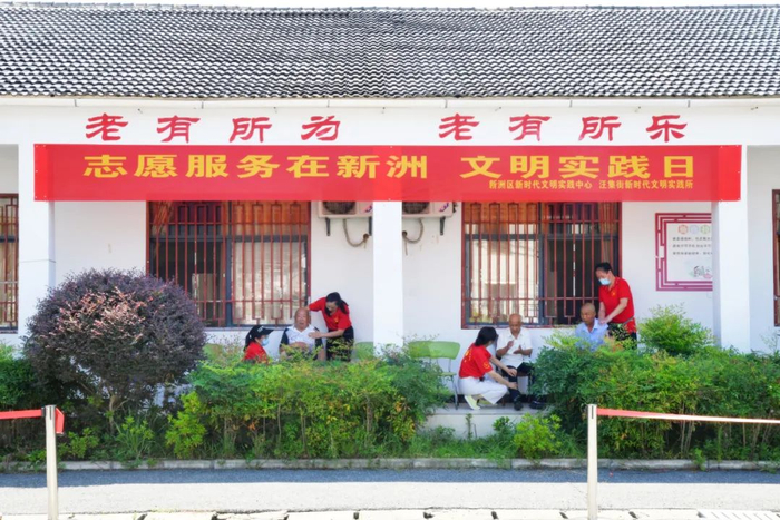 志愿者开展敬老爱老活动。叶冬辉 摄