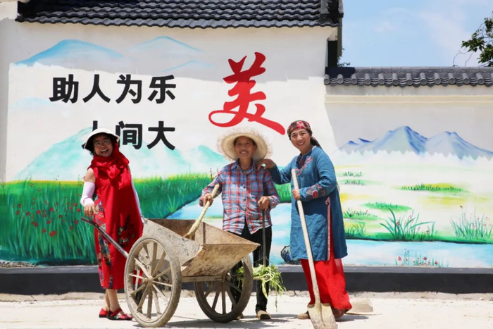 村民清洁家园，共建美好人居环境。袁晓西 摄