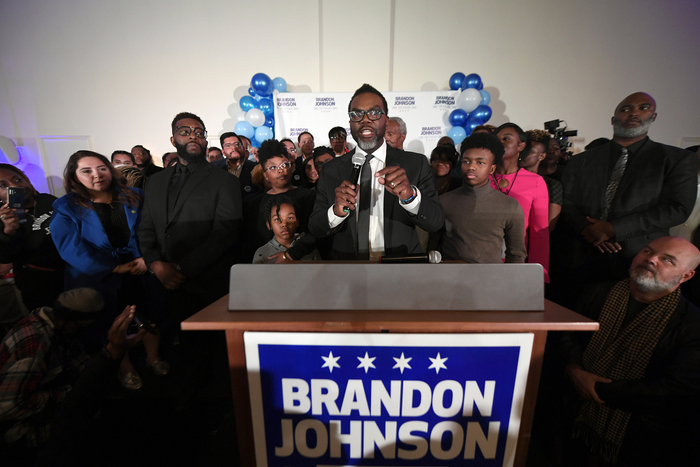 当地时间2023年2月28日，美国伊利诺伊州芝加哥，芝加哥市长候选人Brandon Johnson与支持者庆祝。