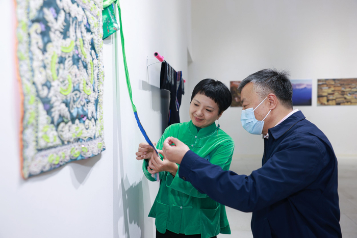 民族服饰创新基地的科研带头人郭丽莹老师（左）